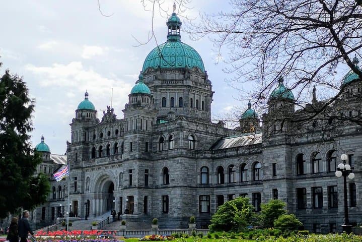 Victoria & Butchart Gardens: Deluxe City and Garden Experience photo 3