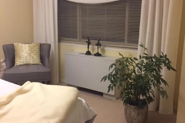 Heated Shiatsu Foot Massage in Towson — 15-Minute Quick Relax