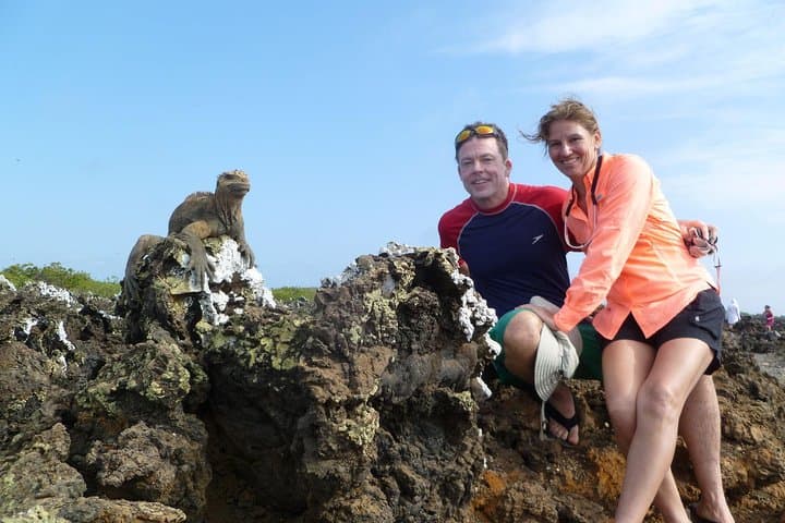 4-Day Galapagos Island-Hopping: Snorkel Los Tuneles & Darwin Station