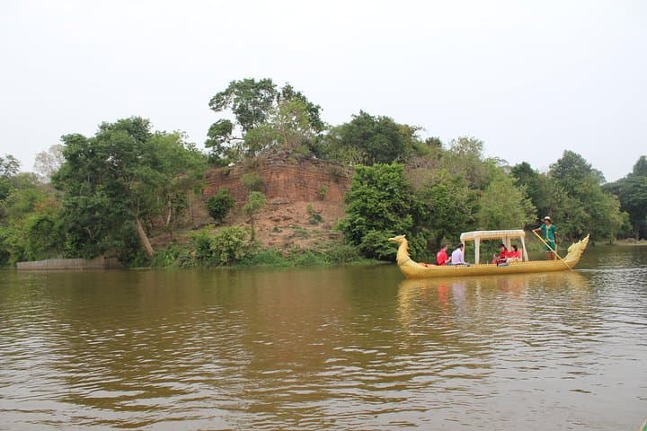 Sunset Gondola Ride Along Angkor Thom’s Moat with Champagne and Canapés photo 4