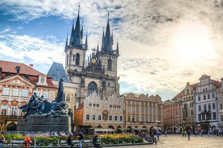 Brno to Prague Private Transfer with Two-Hour Sightseeing Stops — Comfort, Castles, and Time-Smart Travel photo 1