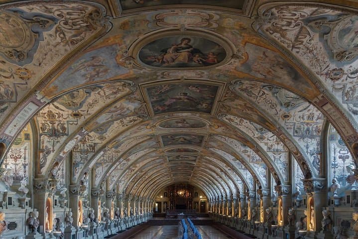 Best of Munich Private Walking Tour: Marienplatz, Viktualienmarkt & English Garden photo 2