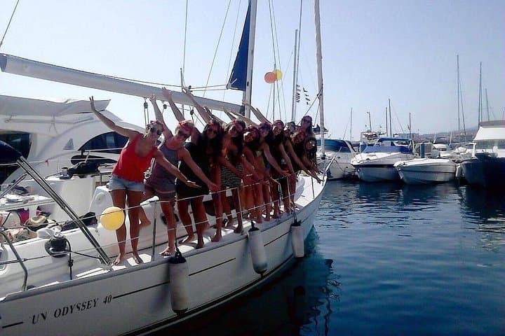 Private Yacht Excursion from Puerto Colón — 3-Hour Whale & Dolphin Cruise with Snorkel and Open Bar photo 1