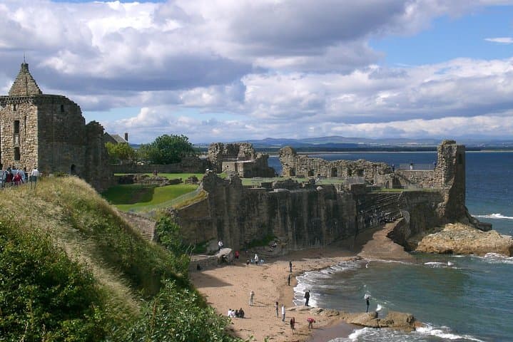 Rebels, Romance and Raisins: St Andrews 3.5 km Walking Audio Tour