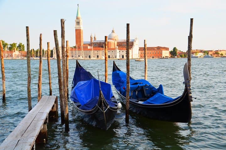 Classic 30-Minute Venice Gondola Ride: Grand Canal Highlights photo 3