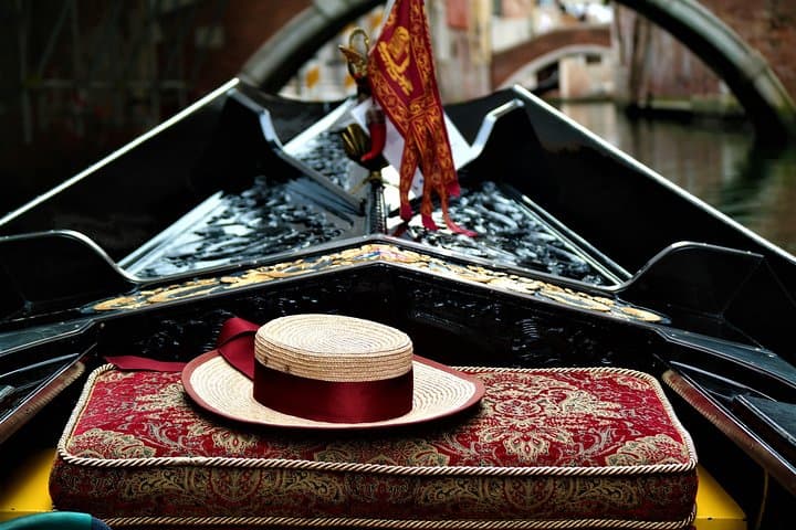 Classic 30-Minute Venice Gondola Ride: Grand Canal Highlights photo 4