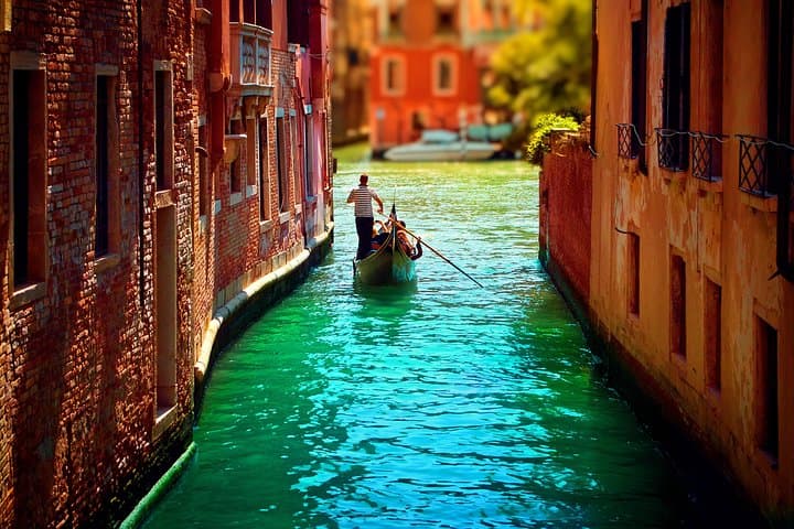 Classic 30-Minute Venice Gondola Ride: Grand Canal Highlights photo 5