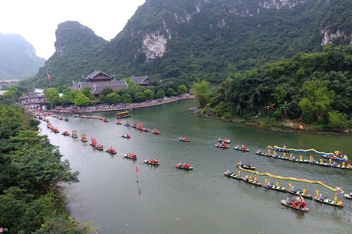 Trang An Grottoes & Bai Dinh Pagoda: Karst Cruise and Temple Day Tour from Hanoi