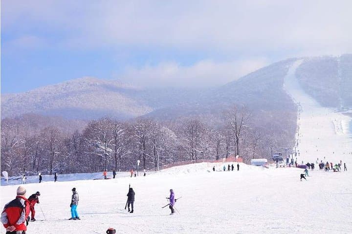 Private Day Ski Trip to Jihua Ski Resort from Harbin — Beginner-Friendly Slopes & Gear Included photo 3