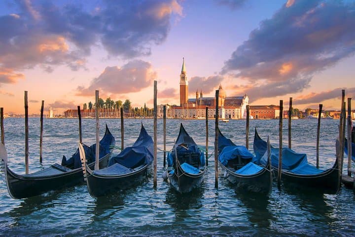Venice Private Gondola Ride with Serenade — 30-Minute Romantic Canal Experience photo 4