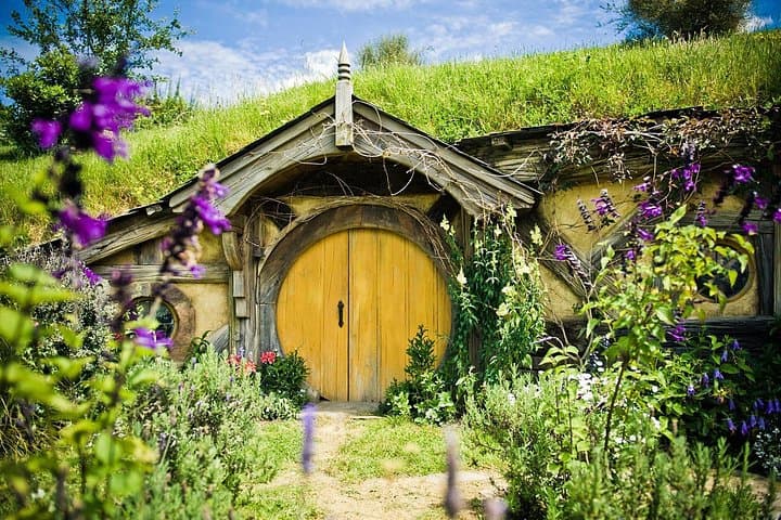 Auckland to Hobbiton and Rotorua Geothermal Day Tour: Hobbit Holes, Geysers & Maori Culture photo 2