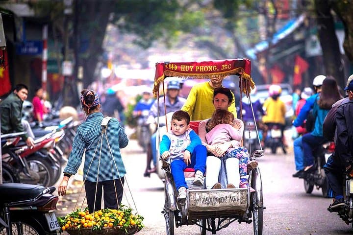 Hanoi Evening Cyclo Ride and Thang Long Water Puppet Show with Dinner