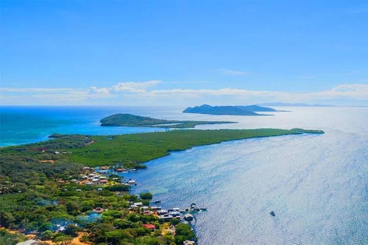 Roatán Boat Trip to St. Helene Village with Snorkeling and Mangrove Cruise
