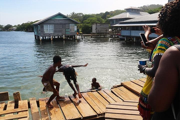 Roatán Boat Trip to St. Helene Village with Snorkeling and Mangrove Cruise photo 3