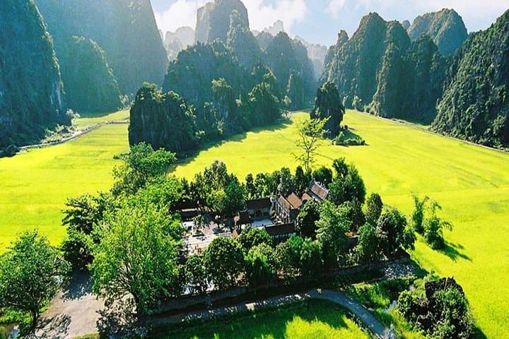 Tam Coc & Hoa Lu Day Trip: Sampan Ride, Mua Cave Climb, and Ancient Capital photo 6