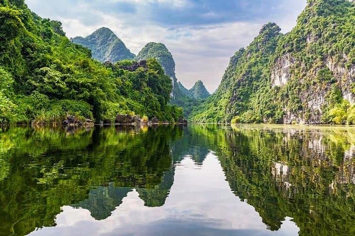 Hoa Lu, Trang An & Mua Cave Day Tour — Sampan Boats, Cycling & Ancient Temples photo 4
