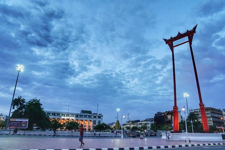Koh Rattanakosin Old Town Cycling: Giant Swing, Historic Temples & Coconut Ice Cream