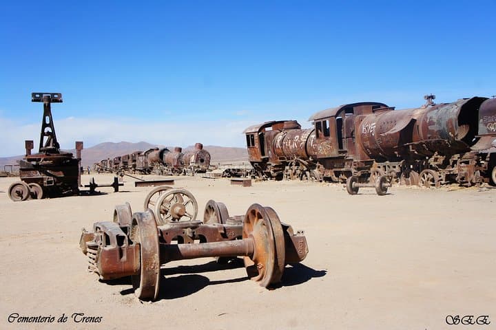 One-Day Uyuni Salt Flats Tour: Incahuasi, Train Cemetery & Sunset photo 2