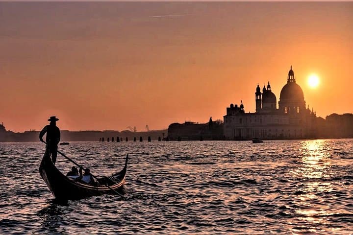 Venice Private Gondola Ride with Serenade — 30-Minute Romantic Canal Experience photo 3