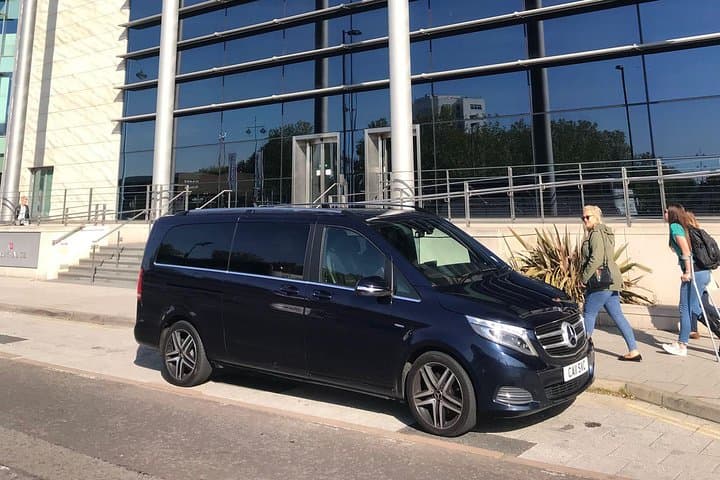 Private Southampton to Heathrow One-Way Transfer — Reliable Executive Transport photo 4