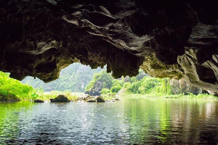Tam Coc & Hoa Lu Day Trip: Sampan Ride, Mua Cave Climb, and Ancient Capital photo 2