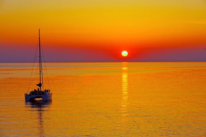 Santorini Sunset Cruise: Red & White Beaches, Hot Springs and Oia Viewing