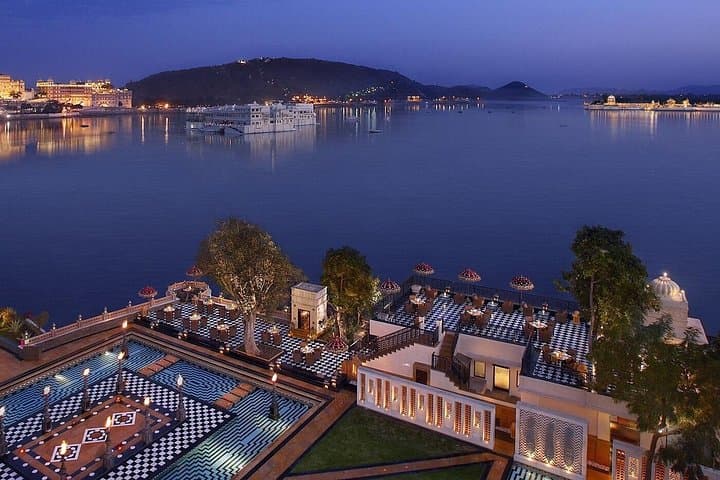 Same-Day Udaipur Flight Tour: City Palace, Lake Pichola & Ranakpur Temple photo 1