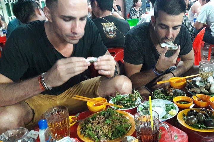 Saigon Street Food and Sightseeing: Private Evening Tour of Local Eats and City Sights
