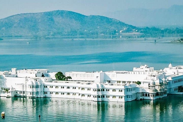Same-Day Udaipur Flight Tour: City Palace, Lake Pichola & Ranakpur Temple photo 3