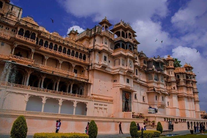 Same-Day Udaipur Flight Tour: City Palace, Lake Pichola & Ranakpur Temple photo 4