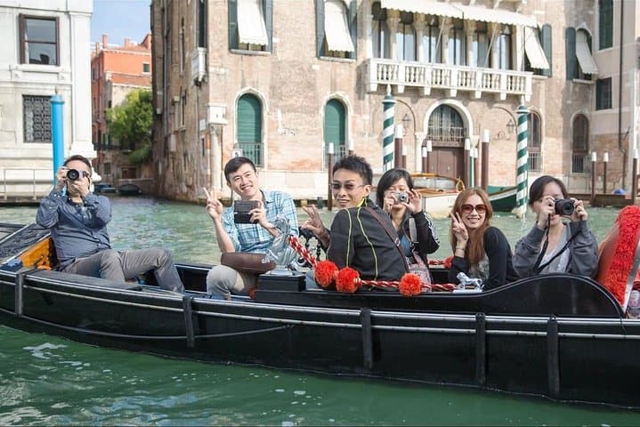 Shared Gondola Ride in Venice: Classic 30-Minute Canal Experience