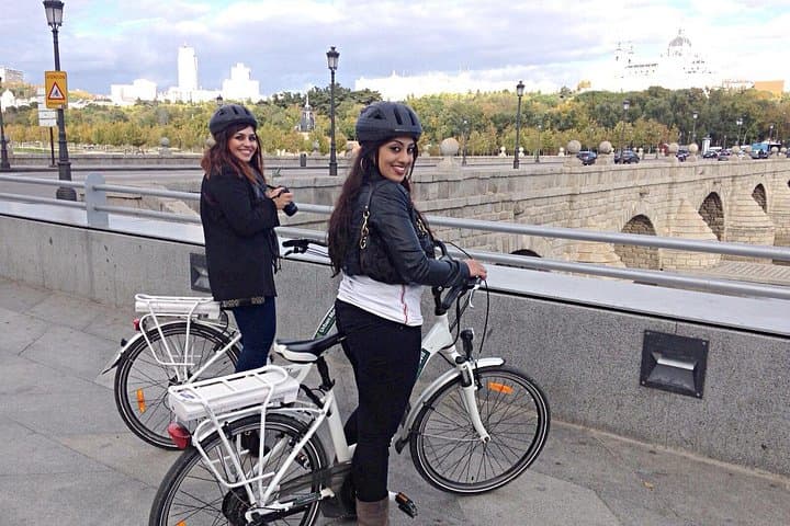 Bike Madrid Río and Casa de Campo: Riverside & Park E‑Bike Tour photo 3