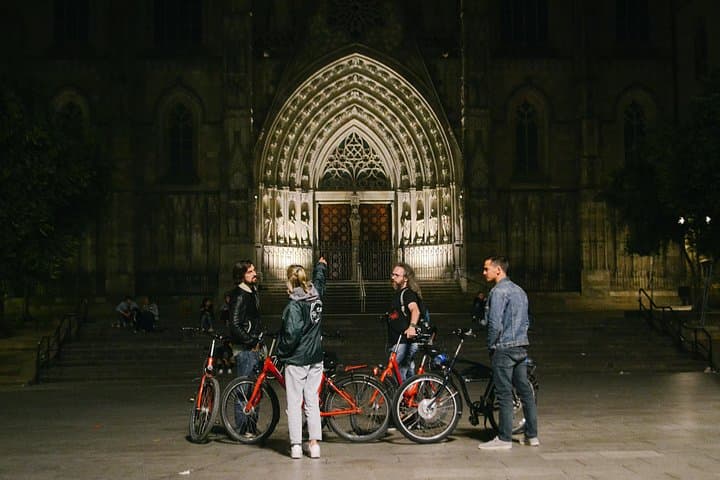 Barcelona Night Bike Tour: Tapas, Cava & Plaza España Views photo 5