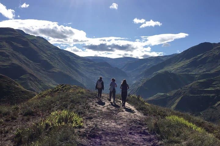 6-Day Ecuadorian Andes Hiking Tour — Quilotoa, Chimborazo & Cotopaxi Expedition