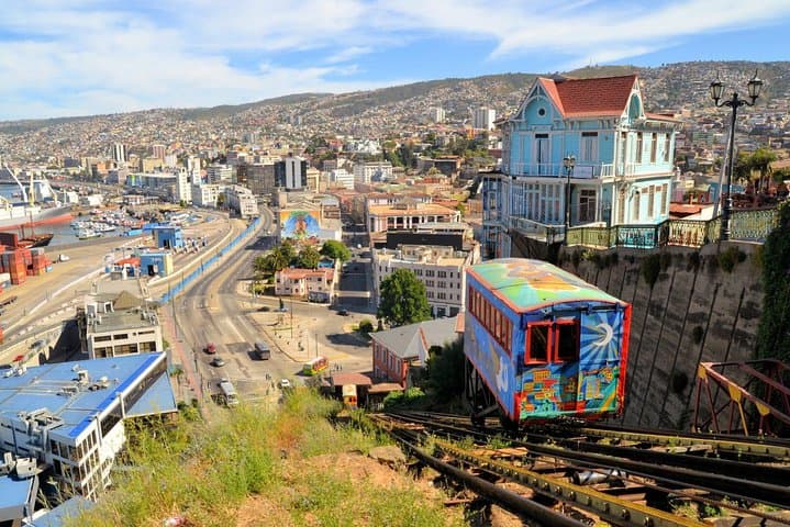 Coast and Color: Day Tour of Valparaíso and Viña del Mar from Santiago