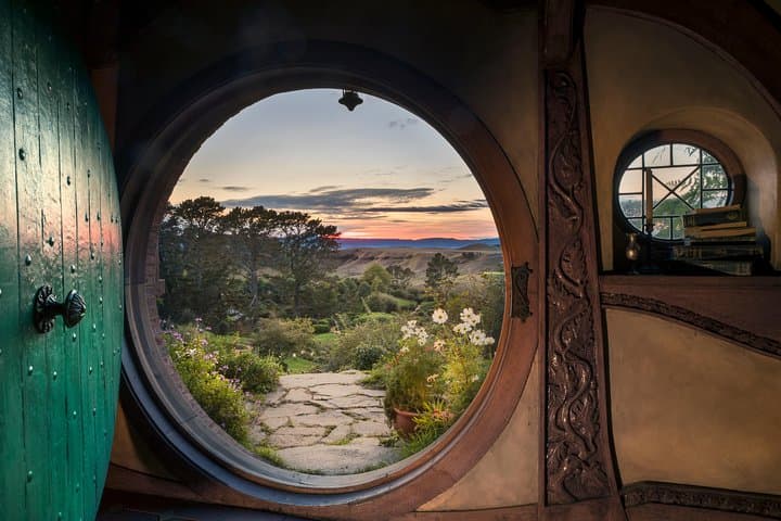 Hobbiton and Waitomo Caves Day Trip from Auckland: Glowworms, Hobbit Holes & Lunch photo 3