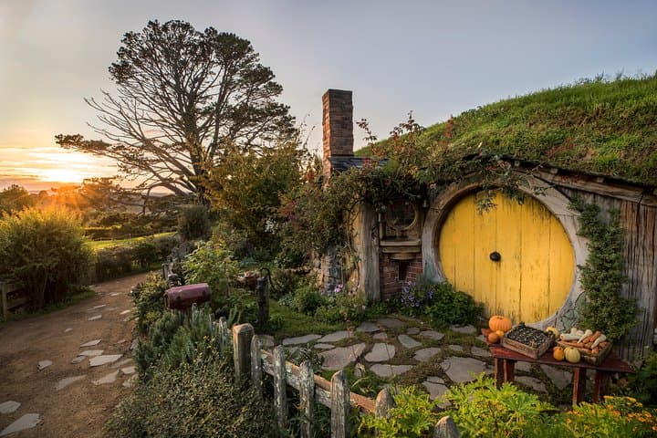 Hobbiton and Waitomo Caves Day Trip from Auckland: Glowworms, Hobbit Holes & Lunch photo 1