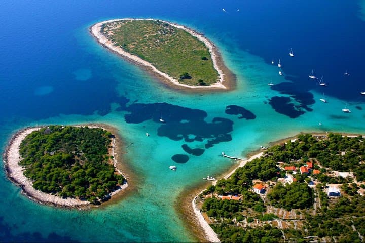 Half-Day Private Boat Tour: Blue Lagoon, Trogir & Shipwreck Bay from Split