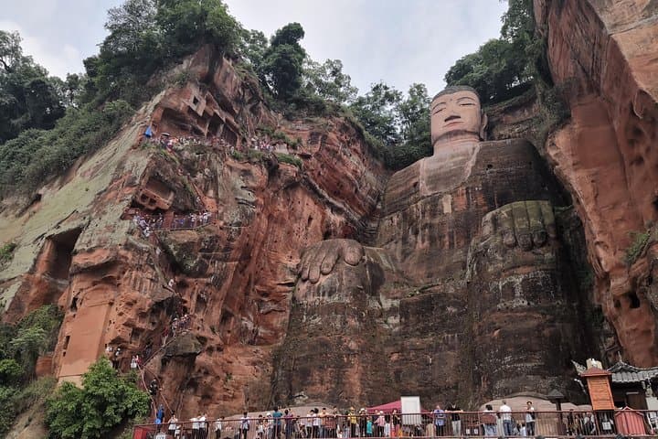 Leshan Giant Buddha Day Tour from Chengdu: Cruise, Cliffs & Local Lunch photo 4