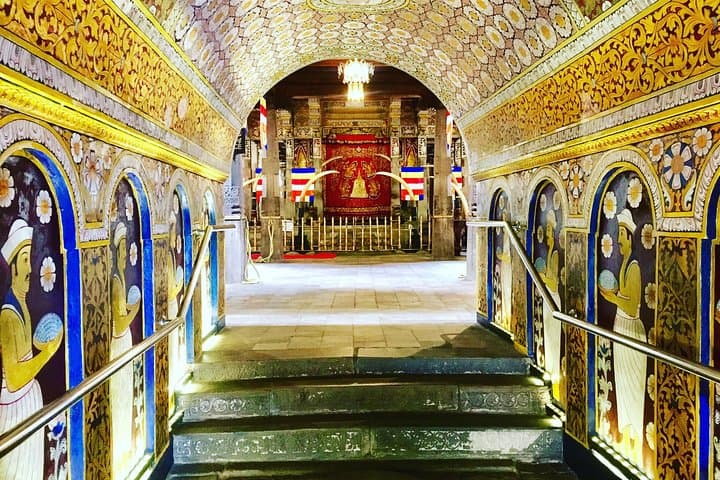 Kandy to Nuwara Eliya Private Multi-Day Tour: Temple, Tea Country & Kitulgala photo 1