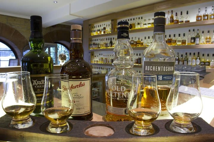 Taste Scotch in Edinburgh: Private 3-Hour Whisky Walking Tour with a Local Host
