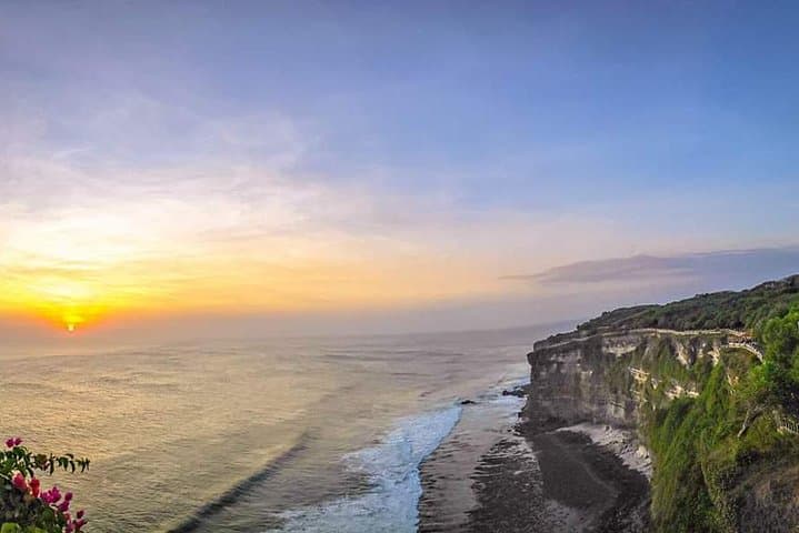 Beachcomber at Bali's Bukit Peninsula: Sundays Beach Club, Uluwatu Temple & Sunset at Padang-Padang photo 3