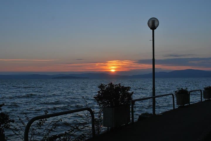 Speedboat Tour on Lake Trasimeno with Lunch and Passignano Visit