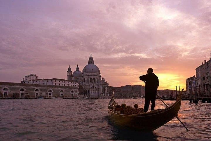 Venice Gondola Ride with Serenade: 30-Minute Grand Canal Experience