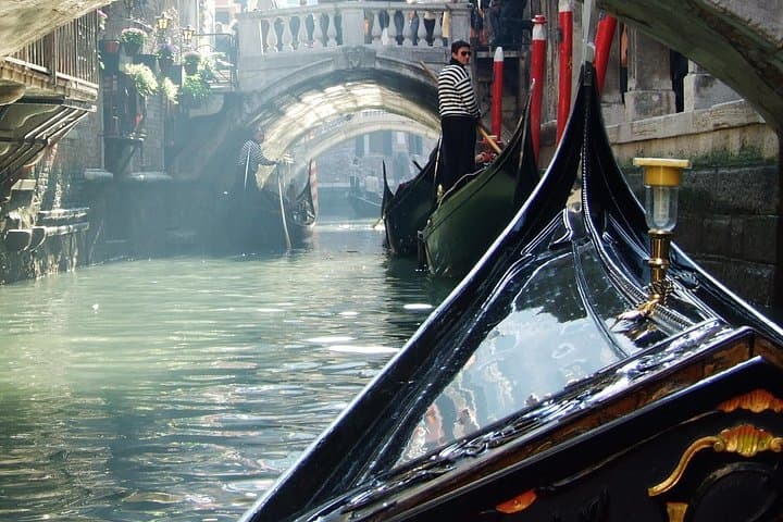 Venice Gondola Ride with Serenade: 30-Minute Grand Canal Experience photo 5