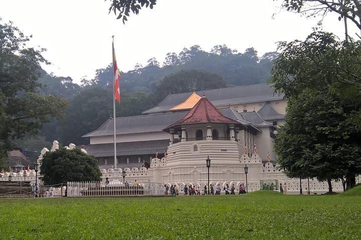 Kandy and Nuwara Eliya 2-Day Private Tour — Tea Plantations, Temple & Highland Lakes photo 3
