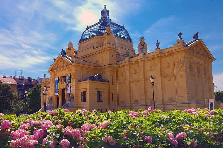 Zagreb to Budapest Private Day Trip: Danube Views, Castle District & Market Hall photo 6