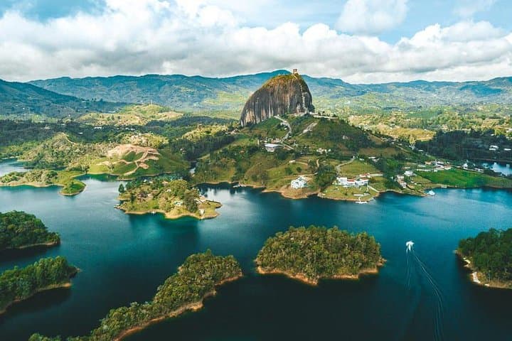 Climb El Peñol and Explore Colorful Guatapé: Day Tour from Medellín