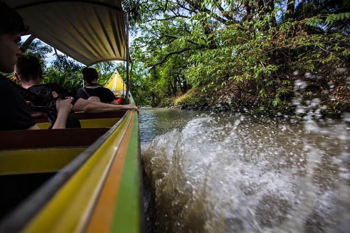 Private Day Tour — Maeklong Railway, Damnoen Saduak Floating Market & Phenomenon Temple photo 3