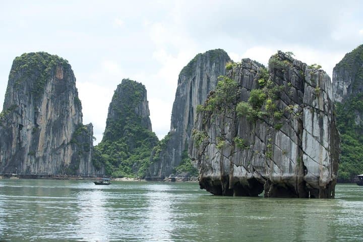 Halong Bay Half-Day Cruise: Kayaking, Thien Cung Cave & Lunch photo 3